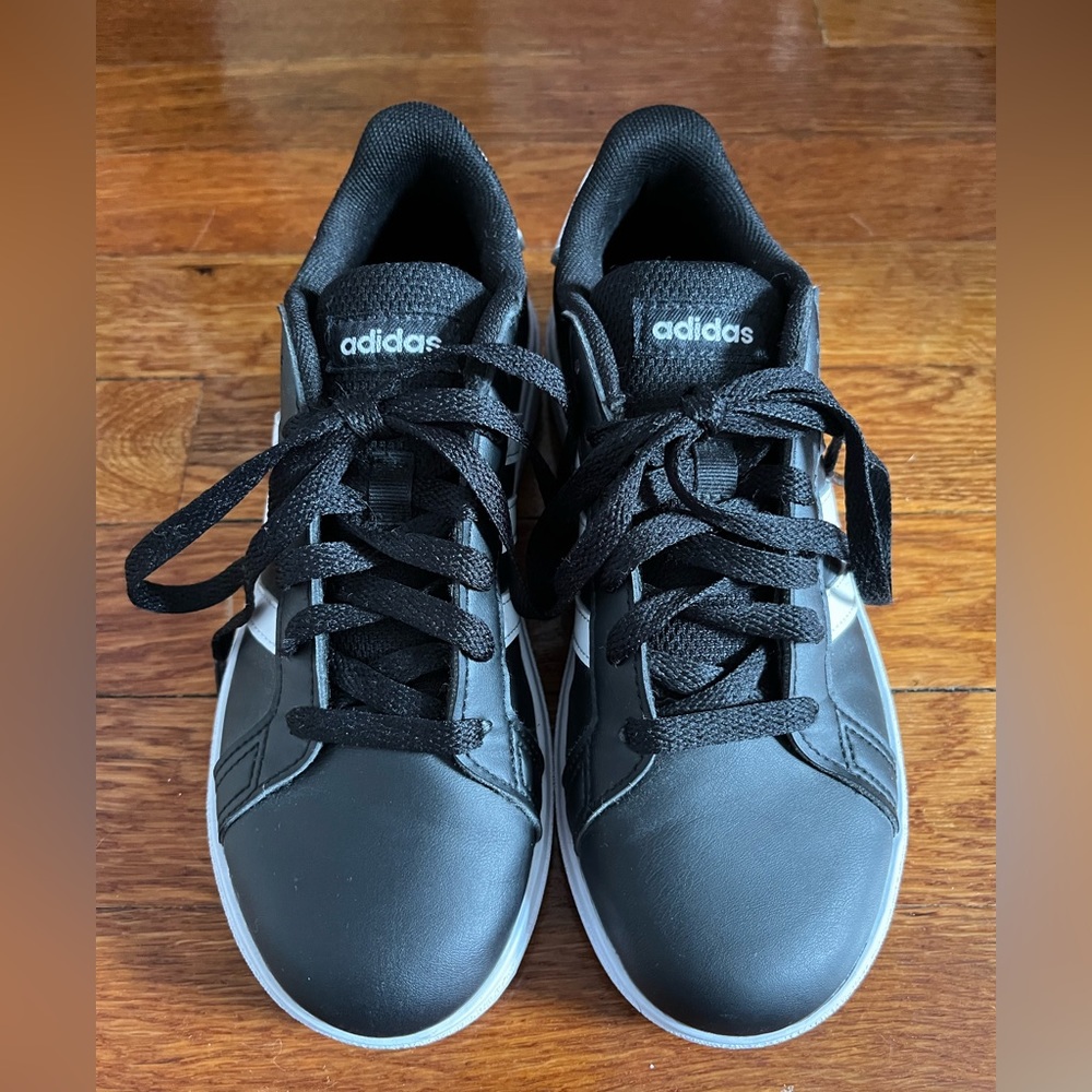 Adidas Grand Court 2.0 (Big Kids size 2.5)